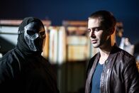 Detective Grace – Der zwielichtige Anton (Austin Hardiman, r.) und der maskierte Killer sind auf der Suche nach dem nächsten Opfer.