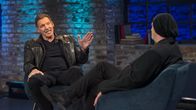 Sträter – Moderator Torsten Sträter (r.) im Gespräch mit Schauspieler Ralf Moeller.