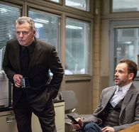 Elementary – Ermitteln in einem neuen Mordfall: Sherlock Holmes (Jonny Lee Miller, r.) und Gregson (Aidan Quinn, l.) ...