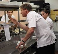 In Teufels Küche mit Gordon Ramsay – Im "Olde Hitching Post"-Restaurant in Monrovia in Kalifornien wird die Hilfe von Chefkoch Gordon Ramsay (M.) dringend benötigt: Das Personal versteht sich überhaupt nicht und streitet selbst vor den Restaurantgästen. Wird Gordon Ramsay schlichten können?