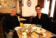 aspekte – Jo Schück (r.) mit Viktor Jerofejew (l.) im russischen Restaurant "Pasternak" in Berlin-Prenzlauer Berg