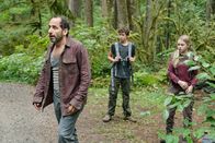 Colony – Pictured (l-r): Proxy Alan Snyder (Peter Jacobson) , Charlie Bowman (Jacob Buster) , Gracie Bowman (Isabella Crovetti-Cramp)