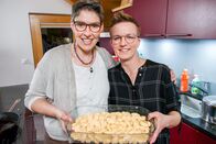 SRF bi de Lüt – Kochen für Aurélia Joly das Silvestermenue: (l-r) Barbara Matter und Helen Imhof