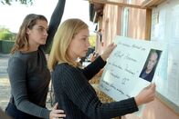 Ein starkes Team – Katrin (Samia Chancrin, l.) und Eva (Pina Kühr, r.) befestigen die Einladung zur Trauerfeier im Aushang. Die Gartenkolonie möchte in Ehren an den Ermordeten noch einmal zusammenkommen.