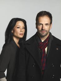 Elementary – (2. Staffel) - Mit hervorragender Auffassungsgabe versucht Sherlock Holmes (Jonny Lee Miller, r.) neue Kriminalfälle zu lösen. Unterstützt wird er von seiner "Aufpasserin" Joan Watson (Lucy Liu, l.) ...