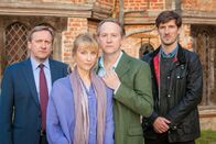Inspector Barnaby – Barnaby (Neil Dudgeon, l.), Maggie Markham (Lia Williams, 2.v.l.), Nick Summersbee (Adam Kotz, 2.v.r.) und Nelson (Gwilym Lee, r.) nehmen am Literaturfest in Midsomer teil.