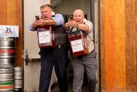 Brooklyn Nine-Nine – Scully (Joel McKinnon Miller, l.); Hitchcock (Dirk Blocker, r.)
