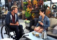 Rote Rosen – ARD ROTE ROSEN FOLGE 1832 Uhr im ERSTEN. Ariane (Alexandra Horn, r.) sieht mit Sorge, dass Robin (Niklas Osterloh, l.) sich ins Chair-Skaten stürzt, um den Frust über seine berufliche Erfolglosigkeit zu verarbeiten.