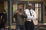 Brooklyn Nine-Nine – Marcus (Nick Cannon, l.); Captain Ray Holt (Andre Braugher, r.)
