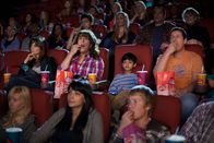 Jack and Jill – v.l. M.), die er am liebsten am Ende der Welt sehen würde, für eine paar Tage ertragen. Während seine Frau Erin (Katie Holmes, l. M.) alles dafür tut, die Beziehung zwischen den beiden zu verbessern, zählt Jack nur die Tage bis zu Jills Abreise ...