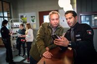 Notruf Hafenkante – Eugen Bossmann (Thomas Dannemann, l.) zeigt Tarik (Serhat Cokgezen, r.) ein Bild seines Sohns mit einem ihm unbekannten Mann.