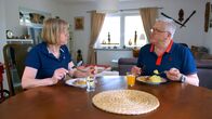Die Ernährungs-Docs – Ehepaar Blank isst gerne deftig, fast täglich kommt Fleisch auf den Teller. Außerdem nehmen sie viel zu viel Weizen und Zucker zu sich.