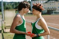 Freche Mädchen – Hannah (Selina Shirin Müller, r.) hat's erwischt, sie knutscht nur noch mit dem Sport-Ass Branko (Ben Unterkofler, l.) herum, während Kati die Liebe entdeckt hat, und wöchentlich Hals über Kopf einem anderen männlichen Individuum verfällt ...