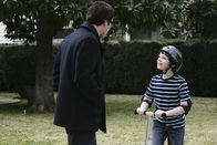 Criminal Minds – Die Zusammenhänge werden dem BAU-Team langsam klar, als Vincents (Alex O'Loughlin, l.) Schicksal aufgedeckt wird. Er hat den Mord an seiner eigenen Mutter miterlebt und diese Tat seines Vaters mitgefilmt. Als Vincent als derjenige ermittelt wird, der zu Stanleys (Jake Cherry, r.) amtlichen Betreuern gehört, sind die beiden allerdings erstmal verschwunden ...