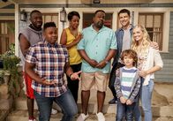The Neighborhood – (1. Staffel) - (v.l.n.r.) Malcolm Butler (Sheaun McKinney); Marty Butler (Marcel Spears); Tina Butler (Tichina Arnold); Calvin Butler (Cedric the Entertainer); Dave Johnson (Max Greenfield); Grover Johnson (Hank Greenspan); Gemma Johnson (Beth Behrs)