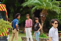 Deadly Tropics – Aurélien (Julien Béramis, l.), Mélissa (Sonia Rolland, M.) und Gaëlle (Beatrice de la Boulaye, r.) werden zu einem dramatischen Einsatz gerufen, bei dem eine Person in akuter Lebensgefahr schwebt.