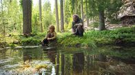 Ronja Räubertochter – Ronja (Kerstin Linden) begegnet Sturkas (Per Lasson), einem Räuber aus ihrer Bande im Wald.