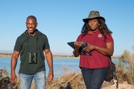 Vogelwild mit Christian Cooper – Alicia Thomas, eine Wildtierbiologin des U.S. Fish and Wildlife Service, geht mit Christian Cooper im Sonny Bono Salton Sea National Wildlife Refuge, CA, spazieren. Sie erklärt, dass die meisten der bewirtschafteten Teiche von Menschenhand angelegt wurden, um Lebensraum für Vögel zu schaffen. (National Geographic/Jon Kroll)