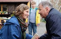 In aller Freundschaft – (v.l.n.r.) Katja Brückner (Julia Jäger); Hanno (Kasimir Brause); Dr. Roland Heilmann (Thomas Rühmann)