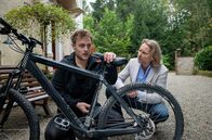 Sturm der Liebe – Michael (Erich Altenkopf, r.) nimmt Max (Stefan Hartmann, l.) die Selbstvorwürfe wegen Gerrys Unfall.