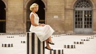 Madame – Anne (Toni Collette) im Ehrenhof des Palais Royal, auf einer Installation des Malers und Bildhauers Daniel Buren, wo sie auf einen Bekannten wartet.