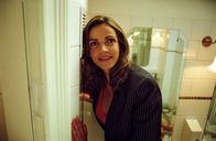 Edel & Starck – Sandra (Rebecca Immanuel) hat so ihre eigenen Vorstellungen von einem Lauschangriff: Auf der Männertoilette erhält sie wertvolle Informationen vom ahnungslosen Frank Vanderheiden ...