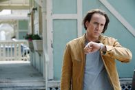 Next – Cris Johnson (Nicolas Cage) wurde mit der Fähigkeit geboren, in die Zukunft sehen zu können. Unter dem Namen "Frank Cadillac" verdient er sich als Zauberkünstler und mit Glücksspielen seinen Lebensunterhalt. Doch dann wird das FBI auf ihn aufmerksam ...