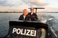 WaPo Bodensee – Paul Schott (Tim Wilde, l.) und Nele Fehrenbach (Floriane Daniel, r.) fahren über den Bodensee.