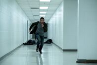 Venom – Eddie (Tom Hardy) sucht sein Heil mal wieder in der Flucht.