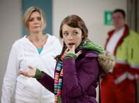 In aller Freundschaft – Die gehörlose Lilly Brückner (Johanna Ingelfinger) irrt orientierungslos in der Sachsenklinik herum. Als Schwester Yvonne (Maren Gilzer, links) auf sie aufmerksam wird, versucht Lilly ihr in Gebärdensprache zu erklären, dass sie ihren Vater sucht.