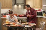 Two and a Half Men – Auf der Suche nach Spielkameraden für ihren Pflegesohn Louis, machen Alan (Jon Cryer, r.) und Walden (Ashton Kutcher, l.) Bekanntschaft mit Danielle, Laurel und Julie, den attraktiven, sexhungrigen Müttern von Louis' potenziellen neuen Spielkameraden ...