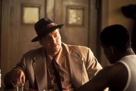 Teufel in Blau – Von Privatdetektiv Dewitt Albright (Tom Sizemore, l.) erhält Easy (Denzel Washington, r.) wichtige Instruktionen für einen Beschattungsauftrag. Er soll eine junge Frau ausfindig machen und verfolgen.