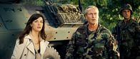 Der unglaubliche Hulk – Während ihr Vater, "Thunderbolt" Ross (William Hurt, M.) versucht, um Bruce Banner in seine Gewalt zu bringen, damit er ihn für militärische Zwecke benutzen kann, tut Betty (Liv Tyler, l.) alles, um ihre große Liebe zu retten ...