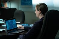 Mayday - Alarm im Cockpit – REENACTMENT - Die BEA-Ermittlerin (gespielt von Elyzabeth Walling) bereitet sich darauf vor, eine animierte Rekonstruktion der Flugroute von EgyptAir 804 zu analysieren, in der Hoffnung, dass sie Aufschluss darüber gibt, warum der Airbus A320 ins Mittelmeer stürzte und alle 66 Menschen an Bord tötete. (Cineflix 2022/Shay Markowitz)