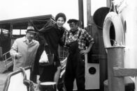 Kümo Henriette – Hinrich Petermann (Uwe Dallmeier, rechts) hilft Mutter Mewes (Helga Feddersen) an Bord. Vater Mewes (Günter Kütemann) folgt ihr. (Erst