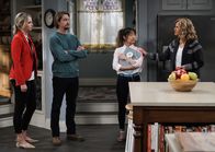 Last Man Standing – v.l.n.r.) Mandy Baxter (Molly McCook); Kyle Anderson (Christoph Sanders); Jen (Krista Marie Yu); Vanessa Baxter (Nancy Travis)