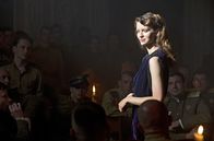 Der Überläufer – Wanda (Malgorzata Mikolajczak) singt für die Russen. Weitere Fotos auf Anfrage.