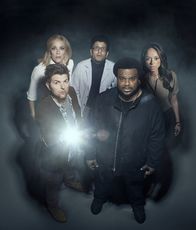 Ghosted – v.l.n.r.) Ava Lafrey (Ally Walker), Barry Shaw (Adeel Akhtar), Annie (Amber Stevens West) sowie Max Jennifer (Adam Scott, vorne l.) und Leroy Wright (Craig Robinson, vorne r.) wirklich die richtigen, wenn es darum geht im Verborgenen paranormale Ereignisse zu erforschen?