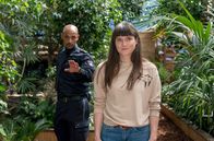 Großstadtrevier – Die furchtlose Zoohändlerin Jasmin Hauer (Fritzi Oster, r.) hilft bei der Suche nach dem Unbekannten, der illegal Schlangen aussetzt. Lukas Petersen (Patrick Abozen, l.) bleibt in Deckung.