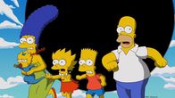 Die Simpsons – Ein Teilchen-Beschleuniger schafft ein schwarzes Loch, das droht, die ganze Stadt und alles, was in seine Bahn gerät, aufzusaugen. So auch (v.l.n.r.) Maggie, Marge, Lisa, Bart und Homer ...