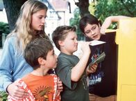 Vater braucht eine Frau – Saskia (Nadine Fano) und ihre drei wilden Brüder Benny (Georg Hans, 2. von links), Felix (Benjamin Seidel, 3. von links) und Thomas (Maximilian Köster) geben heimlich Kontakanzeigen auf, um ihren Vater zu verkuppeln.