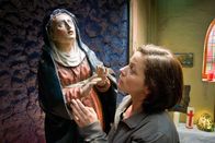 Das Wunder von Merching – Kathi (Jule Ronstedt) bemerkt, dass die Marienstatue zu weinen scheint. Ist das ein Wunder?