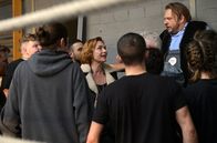 Billy Kuckuck - Angezählt – Der Elektriker (Oliver Fleischer) soll in Billys (Aglaia Szyszkowitz) Auftrag den Strom im Boxstall abdrehen.