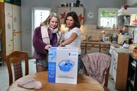 Alles oder Nichts – Mit was überrascht Anja (Franziska Breite, l.) Elke (Anne Brendler, r.)?