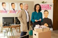 SOKO Potsdam – Bernhard Henschel (Michael Lott, l.) sucht die Bürgermeisterschaftskandidatin Isabel Arnold (Sithembile Menck, r.) in ihrem Wahlkampfbüro auf. Ihr ehemaliger Politikberater wurde tot aufgefunden.