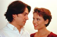 Kommissar Rex – Sonja (Daniela Gaets) und Richie (Tobias Moretti) haben den Störenfried Rex ausgetrickst, dem ersten Kuss steht nichts mehr im Wege.