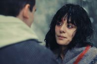 Logout - Von Hackern gejagt – Logout – Von Hackern gejagt Folge 4 Überlebenskampf in der freien Natur: Arcadi Radeff (Rückansicht) als Achille, Sofia Essaïdi als Giulia Conforti Copyright: SRF/RTS/AKKA Films Sàrl