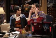 The Big Bang Theory – Während Penny und Leonard in Streit geraten, wollen Raj (Kunal Nayyar, l.) und Sheldon (Jim Parsons, r.) ausgehen, um eine Frau kennenzulernen ...