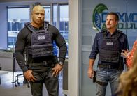 Navy CIS: L.A. – Machen sich bereit für den Einsatz, um die tödliche Biowaffe aufzuhalten: Sam (LL Cool J, l.) und Callen (Chris O'Donnell, r.) ...