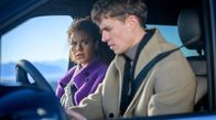 Sturm der Liebe – Ana (Soluna-Delta Kokol, l. mit Robin Schick, r.) ist bestürzt, als sie auf dem Weg zu Gut Thalheim eine Autopanne hat.